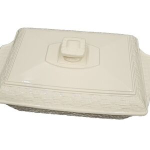 Belleek Irish Pottery Casserole Dish – A Timeless Heirloom for the Refined Table